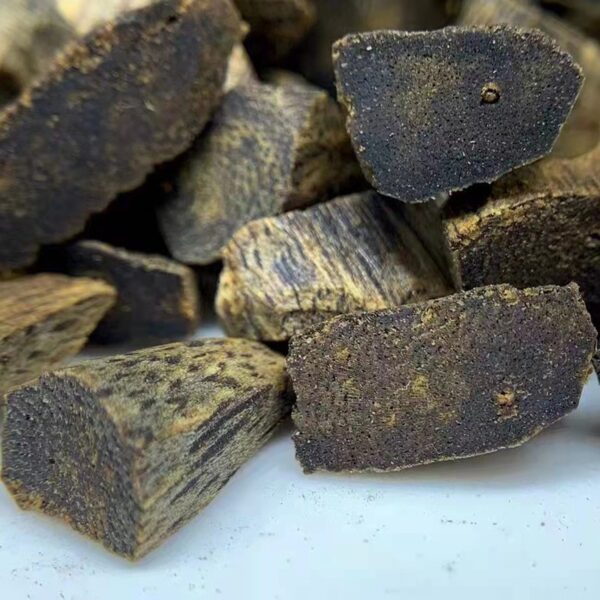 Black oil submerged green Nan agarwood rice grain edge and corner with shape - Image 3